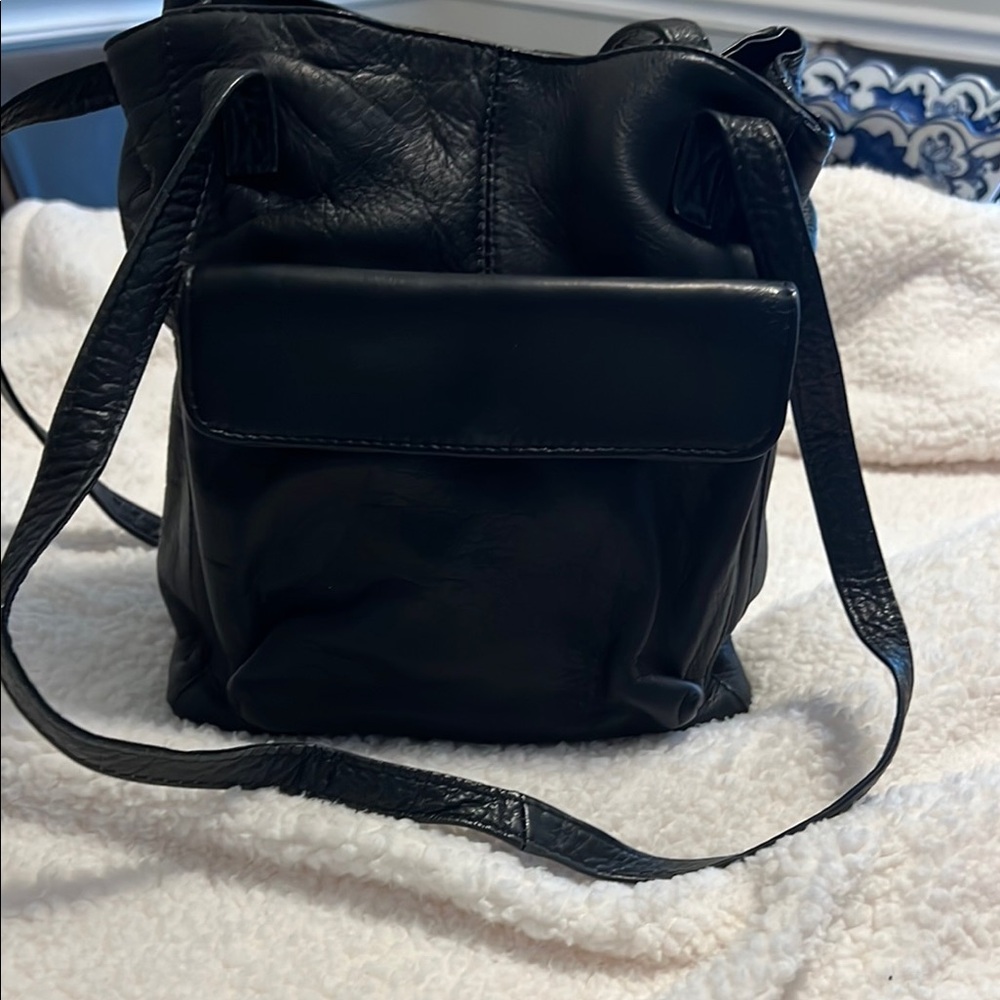 HOBO Black shoulder bag Sleek Design Versatile Style. Lots of
Pockets.